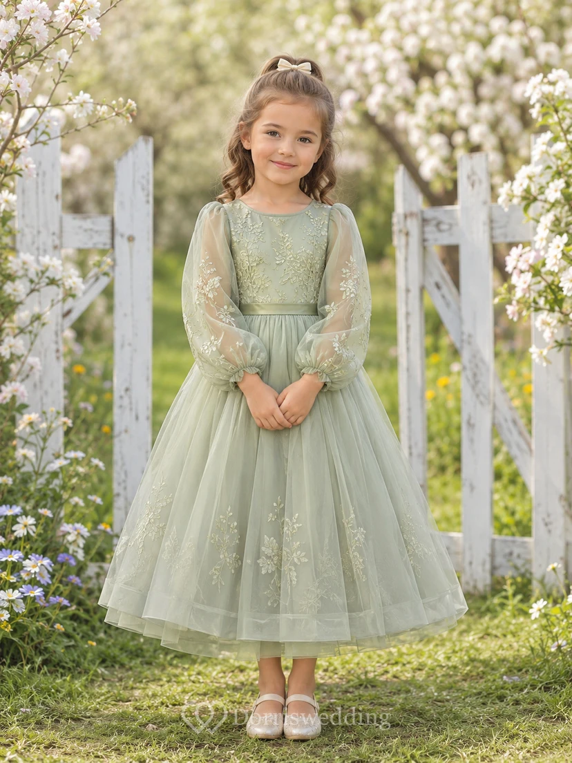 Salbeigrünes Tüllkleid mit Bischofsärmeln, Teelänge und A-Linien-Schnitt, perfekt für Blumenmädchen und Gartenhochzeiten.