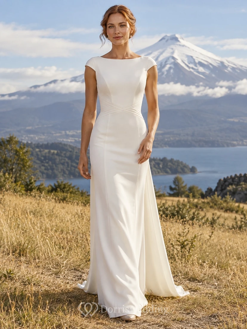 Vestido de novia de crepé con escote barco, mangas cortas y espalda en V profunda.