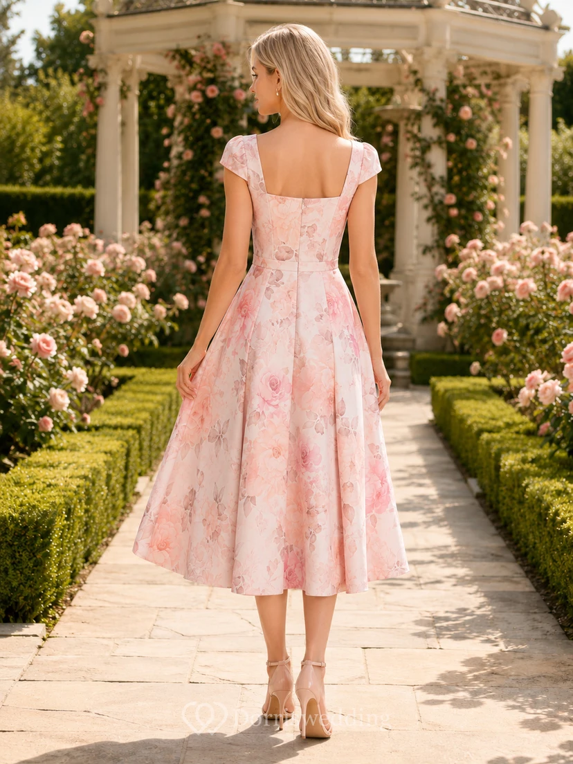 Robe d'invitée de jardin rose à fleurs, col en V et longueur thé view 2