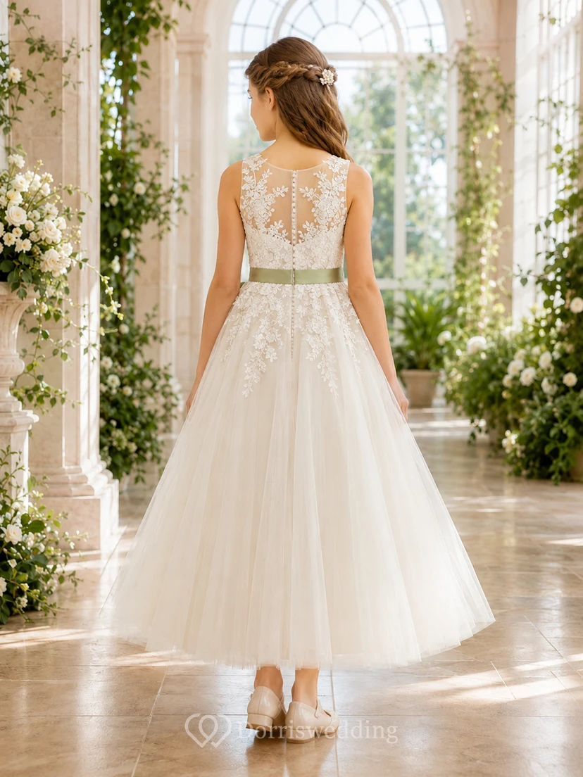 Robe de demoiselle d'honneur en dentelle champagne et tulle, coupe trapèze, col rond, longueur midi, ornée d'appliqués floraux et d'une ceinture. view 2