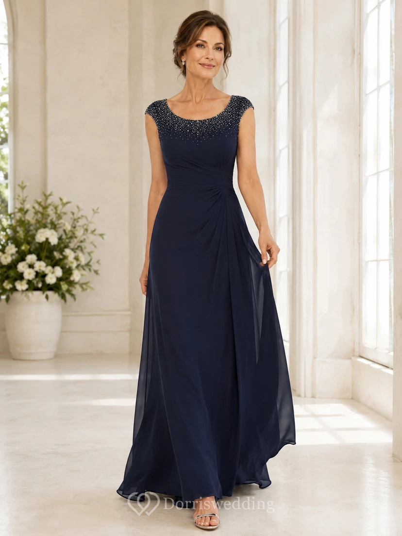 Dunkelblaues, schlichtes, bodenlanges A-Linien-Chiffonkleid für die Mutter der Braut mit perlenbesetztem Rundhalsausschnitt, kurzen Schultern und schlichtem Rock