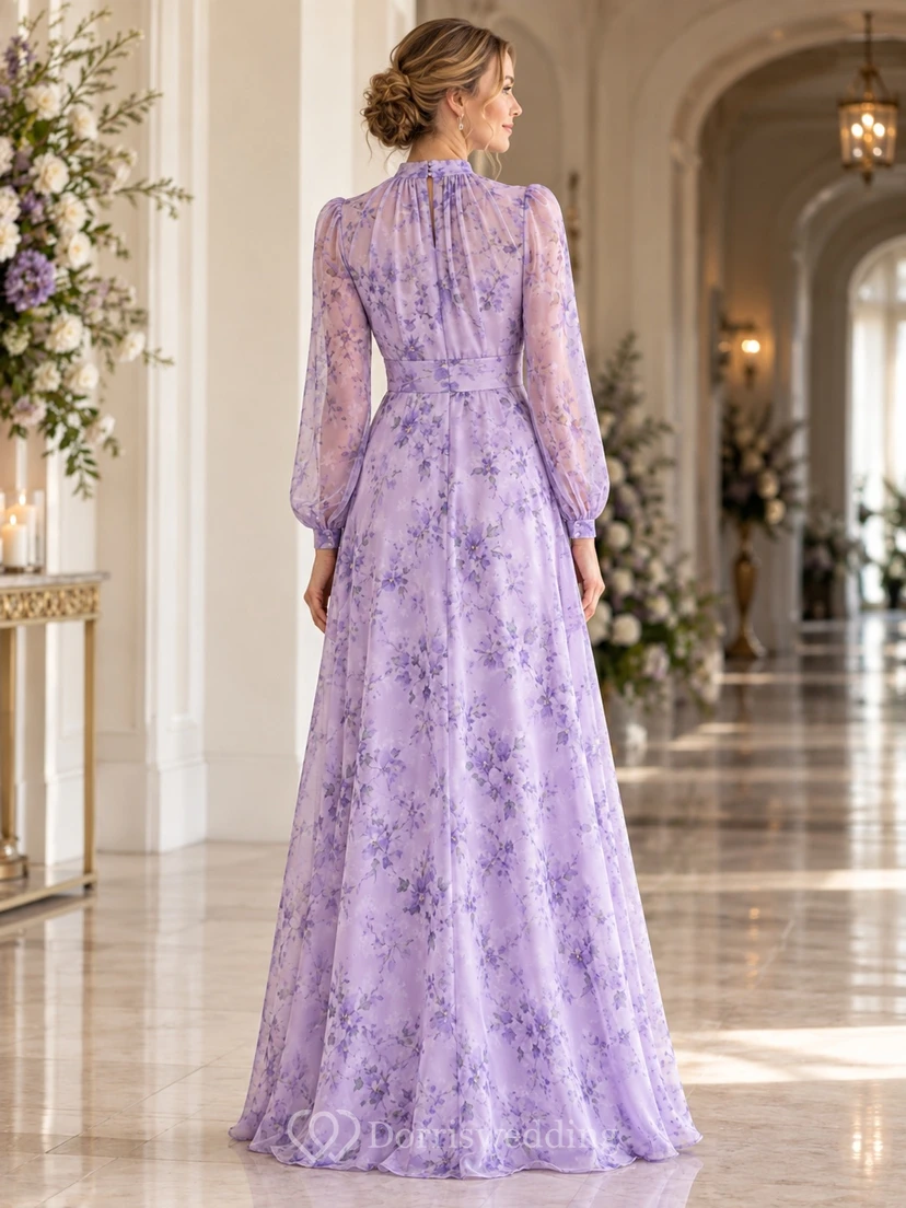 Vestido de dama de honor de gasa de corte A, largo hasta el suelo, con cuello alto y estampado floral lavanda y cuello alto. view 2
