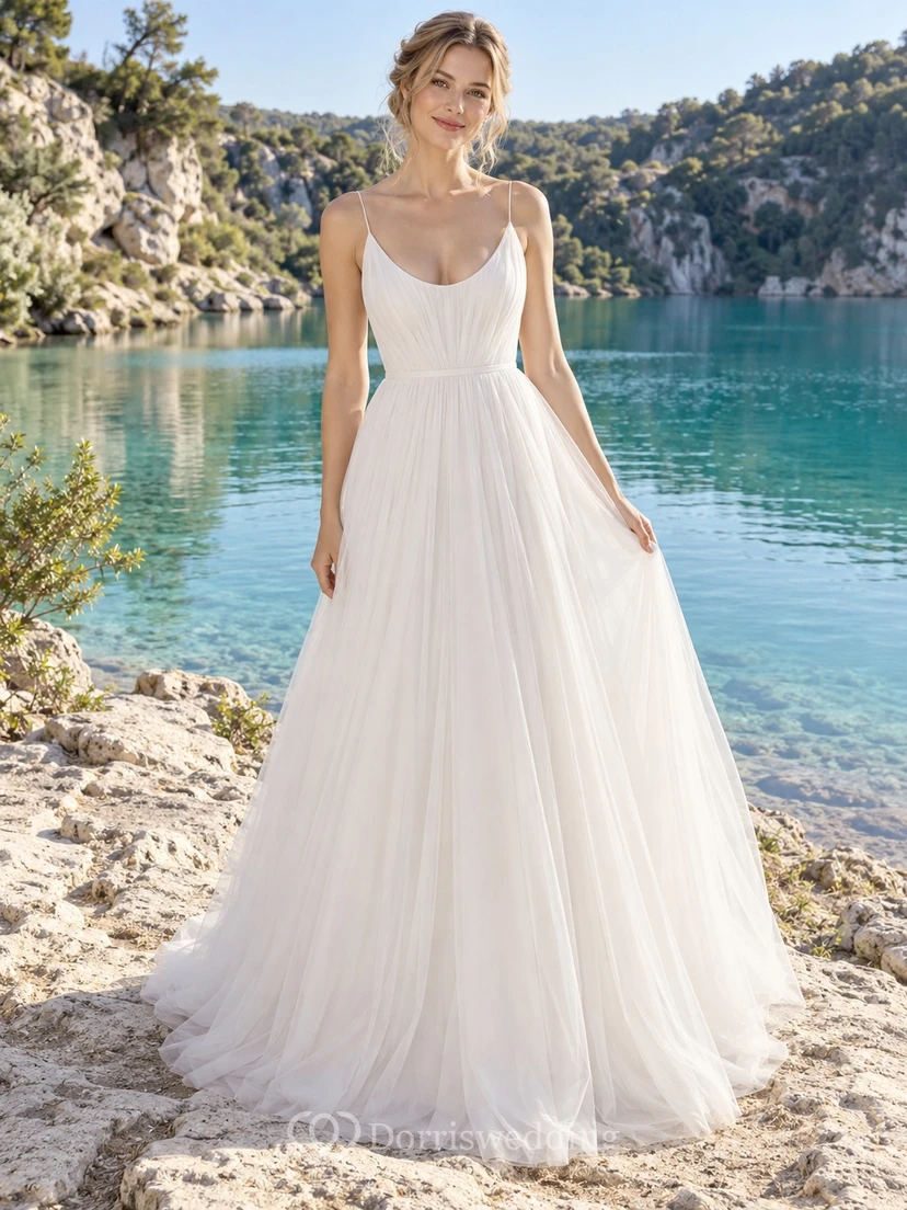 Sencillo vestido de novia romántico de tul, corte en A, escote en V, tirantes finos, largo hasta el suelo y cola corta.