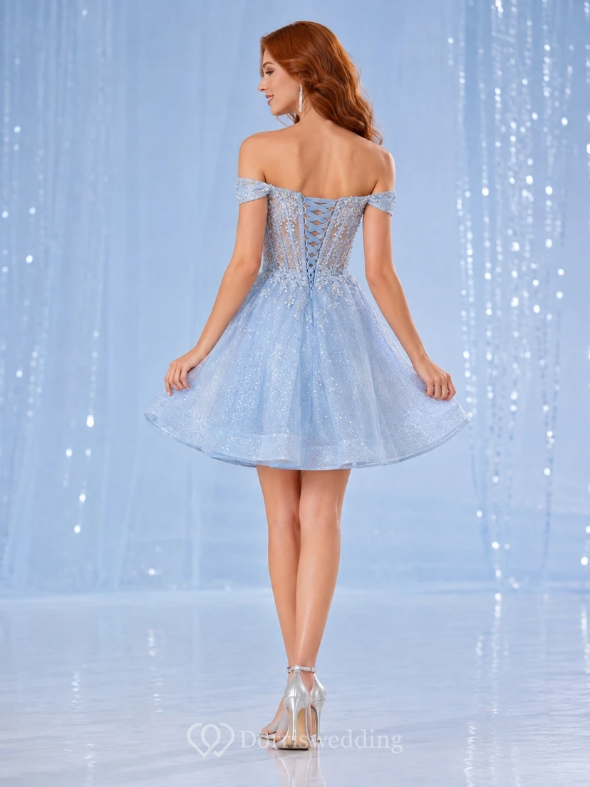Himmelblaues schulterfreies Mini-Cocktailkleid aus Spitze, Glitzertüll und A-Linie für den Homecoming-Ball view 2