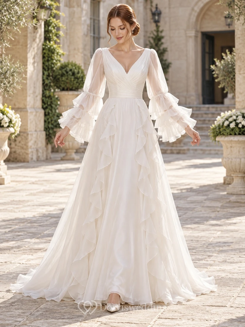 Robe de mariée trapèze en mousseline à manches longues, col en V et volants cascade, col en V et manches bouffantes