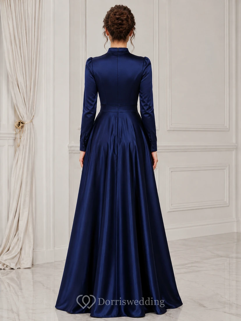 Robe de soirée trapèze en satin bleu marine foncé, col montant et manches longues, d'une élégance sobre. view 2