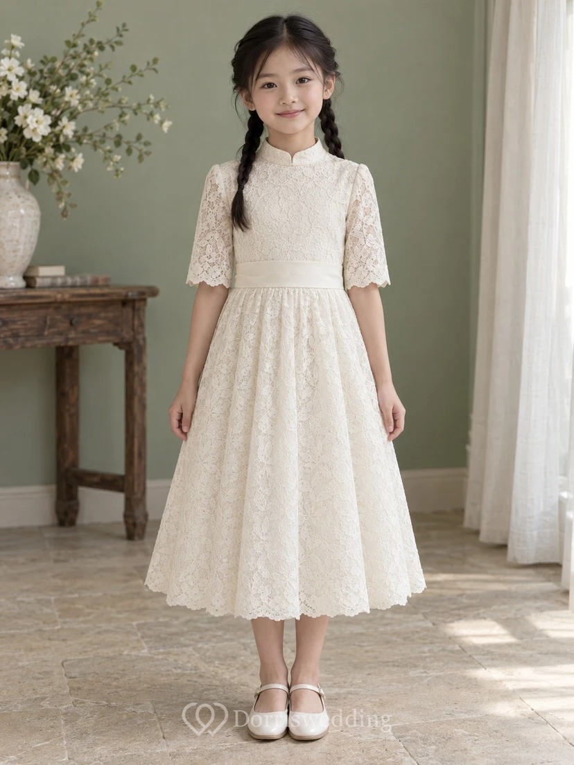 Schlichtes Vintage-Kleid für Blumenmädchen: Elfenbein, Teelänge, hoher Kragen, gekerbter Saum, transparente Ellbogenärmel, Blattspitze, breites Band, Muschelsaum.