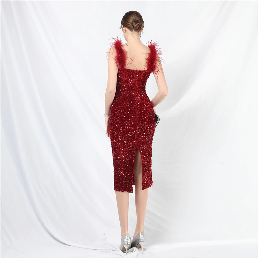Handgefertigtes, perlenbesetztes Abendkleid aus Straußenfedern und Pailletten view 42