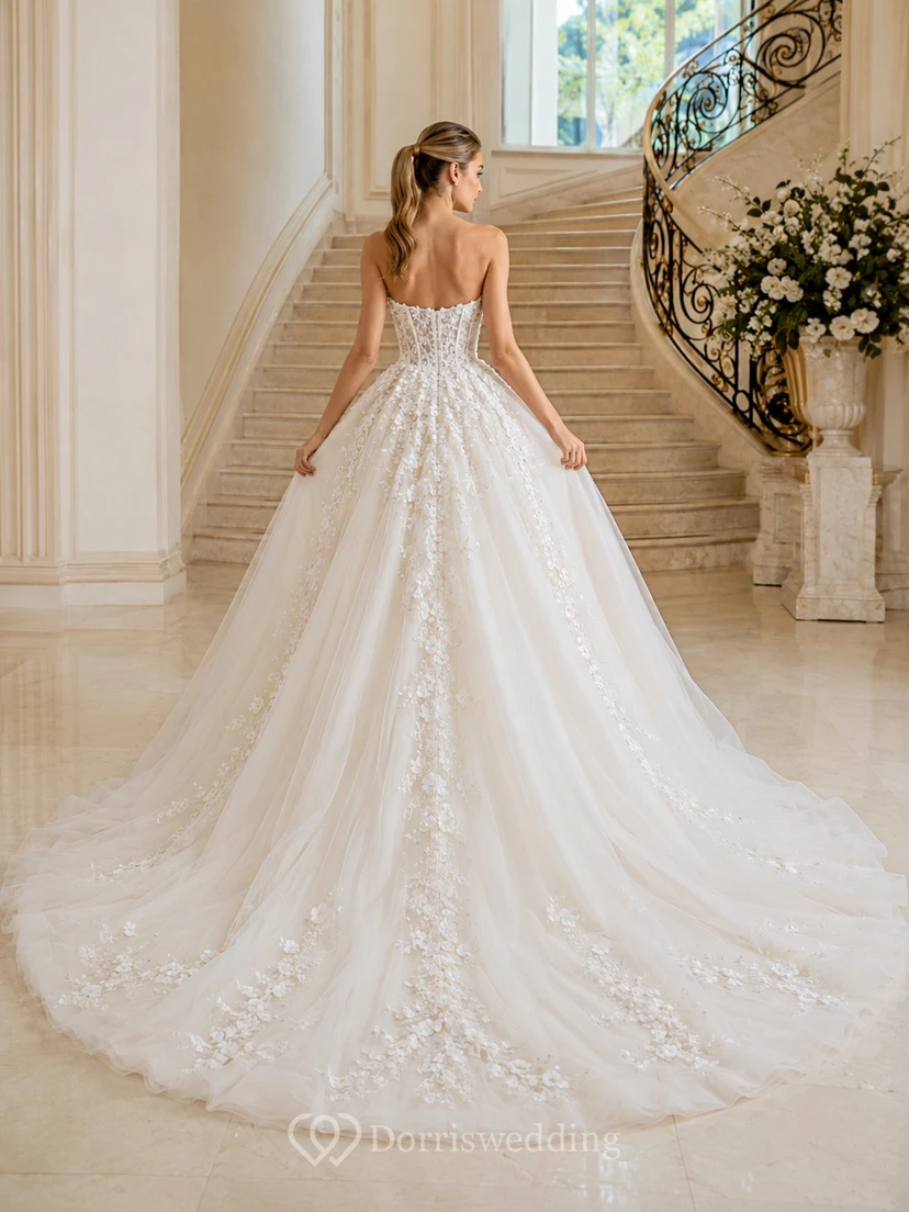 Trägerloses Ballkleid mit Herzausschnitt, floraler Spitze und Prinzessinnen-Schleppe view 2