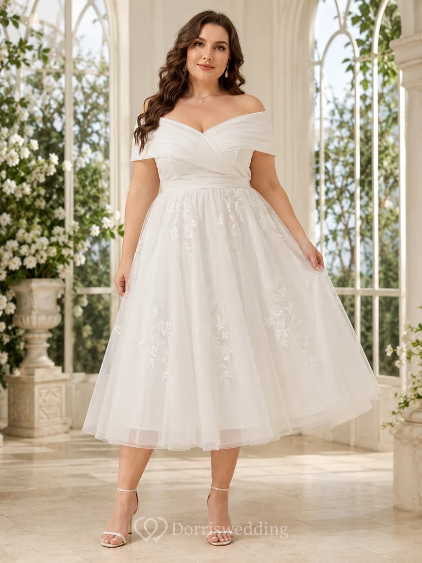 Vestido de cóctel romántico blanco de talla grande con escote Bardot, encaje y tul, corte en A, largo hasta la rodilla.