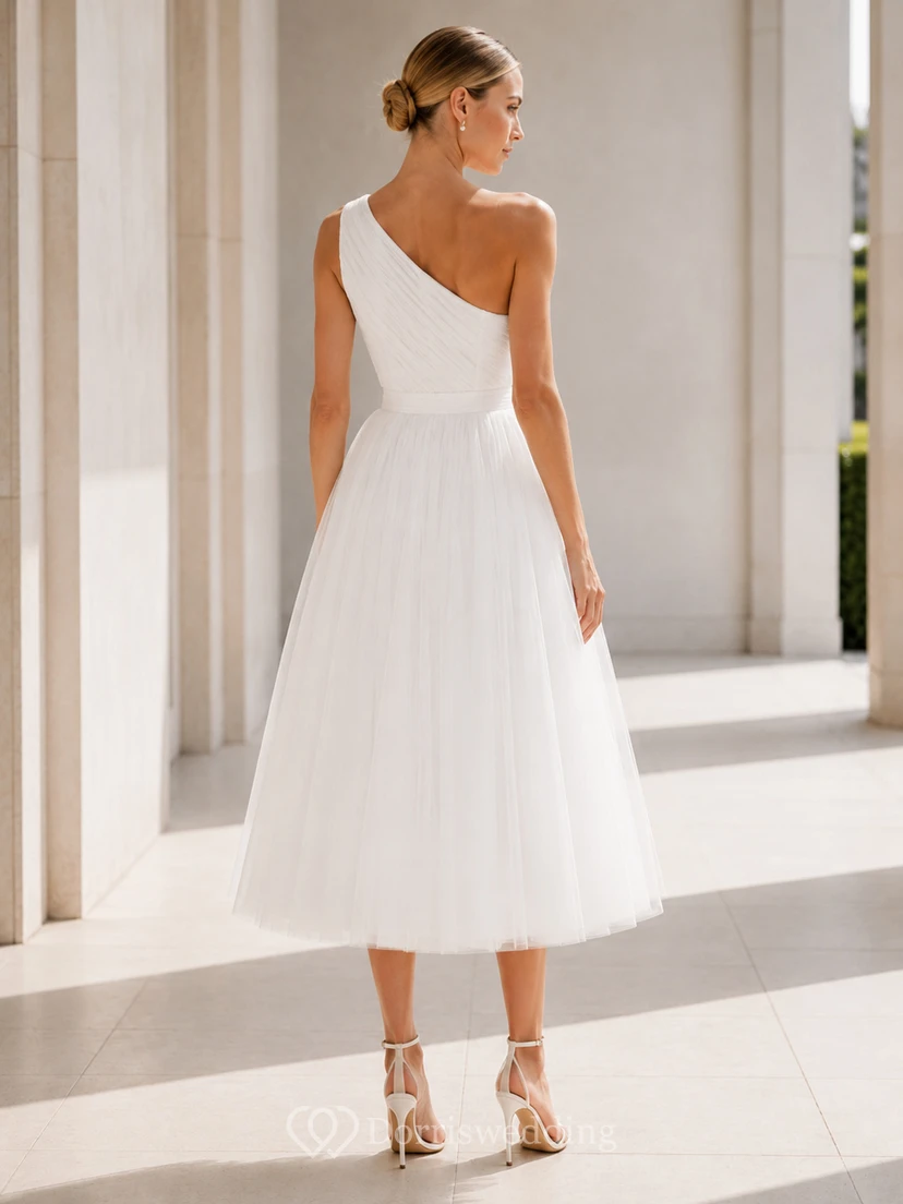 Robe de mariée moderne en tulle, coupe trapèze, longueur thé, sans manches, à une épaule, avec vœux en diagonale view 2
