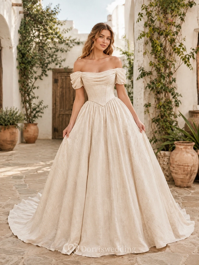 Vestido de novia clásico color champán de manga corta, hombros descubiertos, corte en A y cola larga.