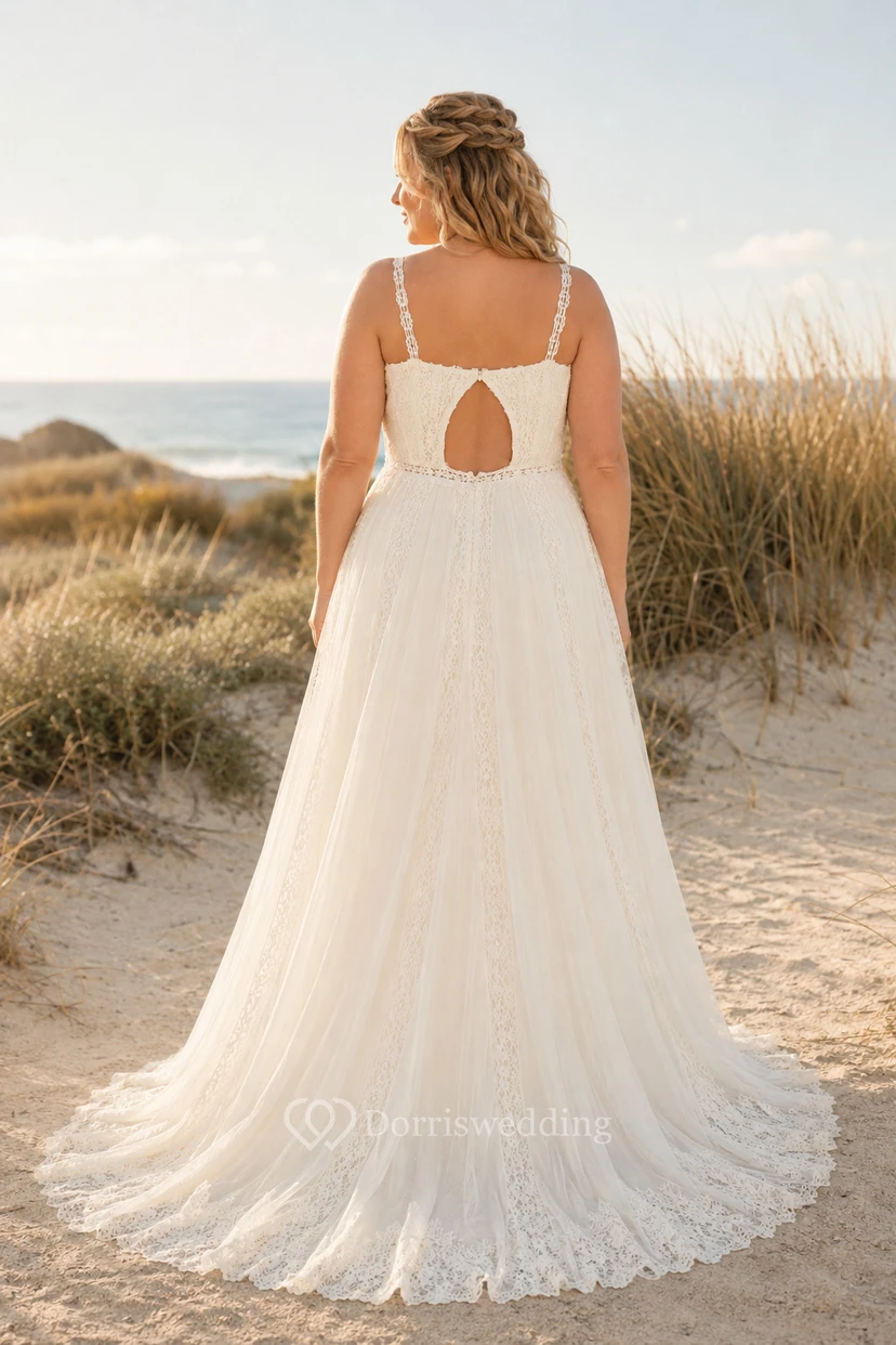 Robe de mariée grande taille en dentelle, col carré, coupe trapèze et dos nu en forme de goutte view 2
