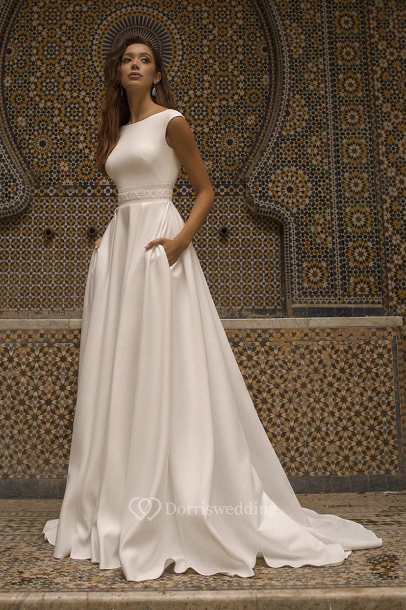 Robe de mariée simple en satin élégant, manches courtes, encolure bateau, dos en V et ceinture.