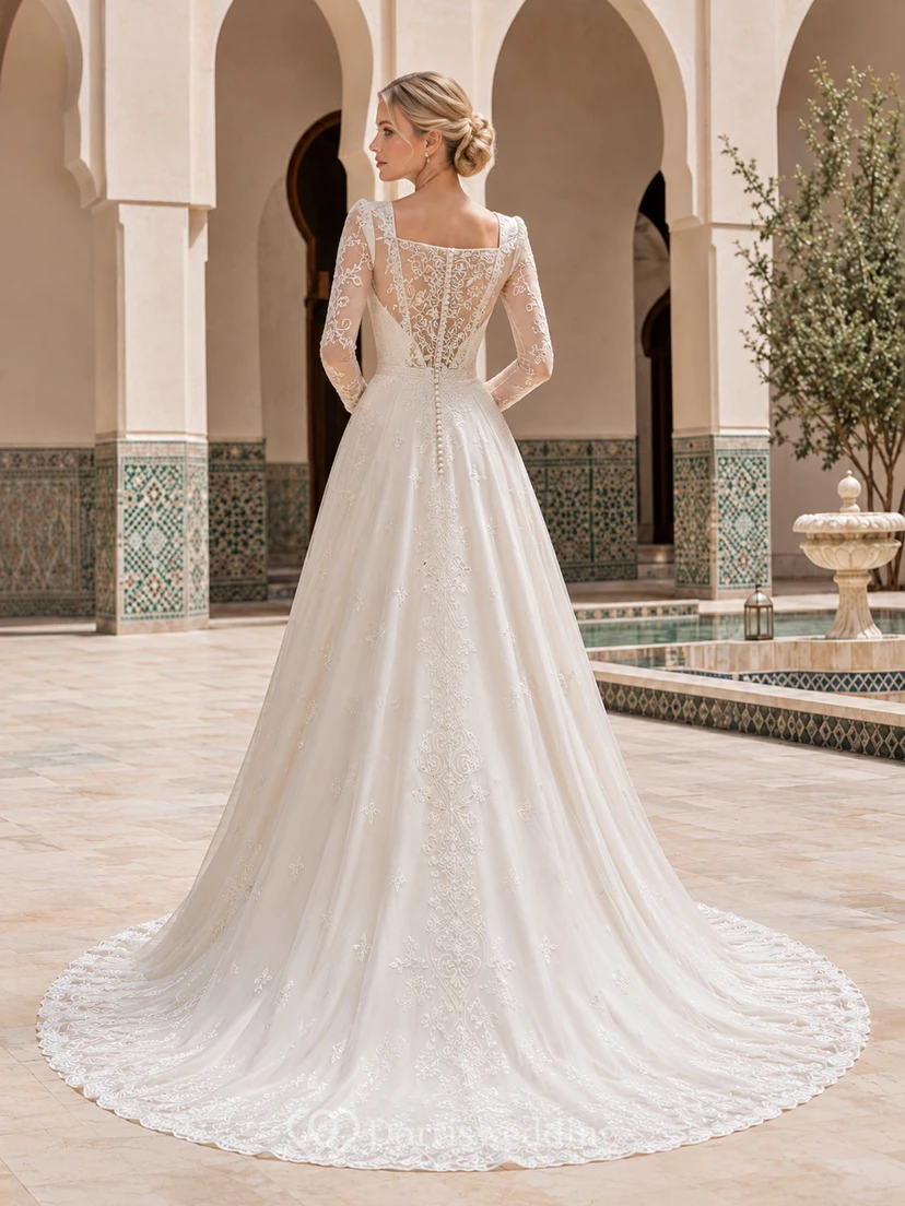 Robe de mariée trapèze en dentelle à manches longues et col carré, manches longues, bouton illusion et traîne courte view 2