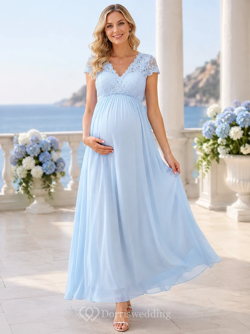 Umstandskleid in Himmelblau mit V-Ausschnitt, Empire-Schnitt und Spitzenärmeln, elegant und formell.