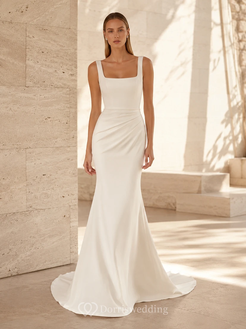 Robe de mariée minimaliste en satin, col carré, sans manches, fourreau et traîne, idéale pour une destination de mariage.