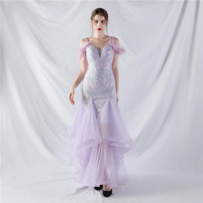 Robe de danse artisanale en filet rigide orné de plumes d'autruche, de perles et de fleurs, confectionnée en maille. view 41