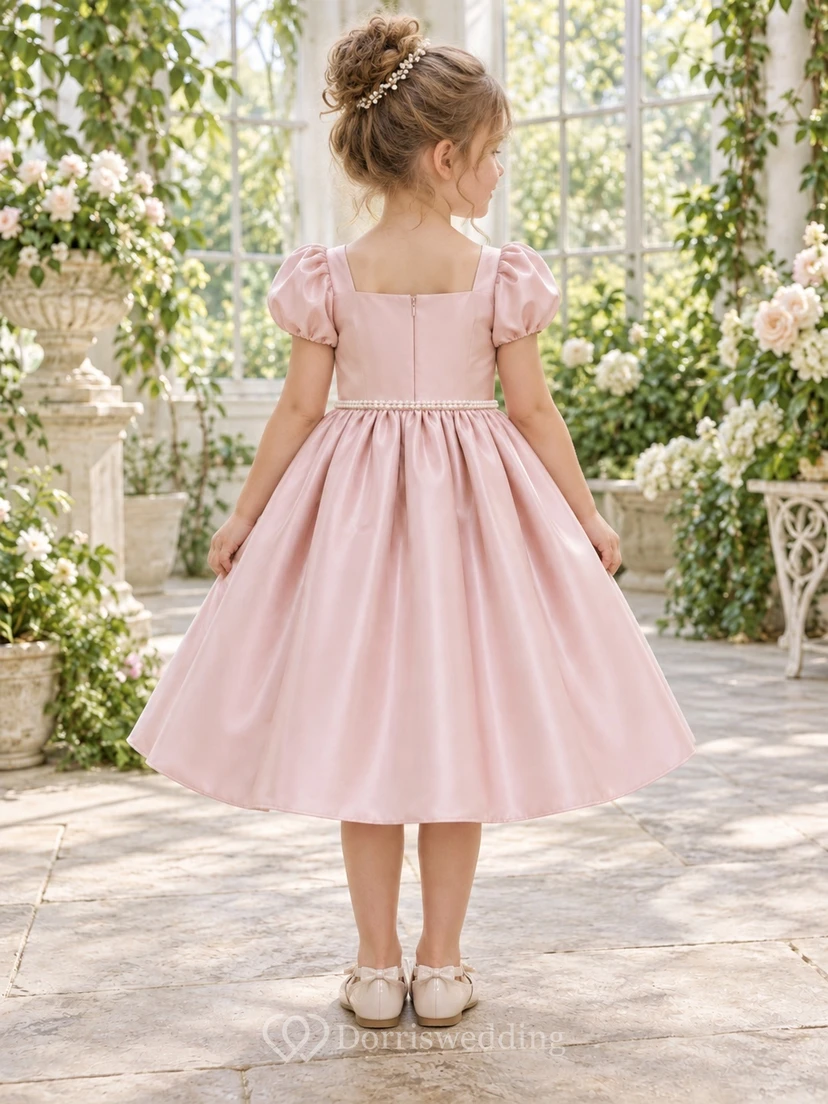 Schlichtes, knielanges, rosafarbenes Sommerkleid aus Satin mit eckigem Ausschnitt und Puffärmeln in A-Linie für Blumenmädchen view 2