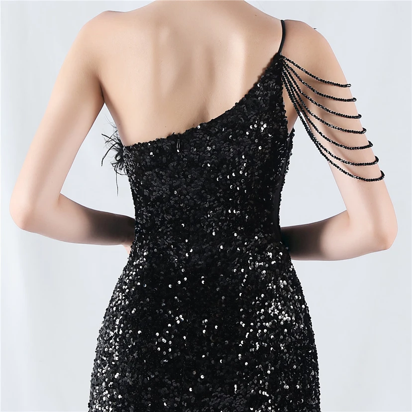 Robe de soirée longue à une épaule, ornée de plumes d'autruche, de perles et de sequins, avec col asymétrique et fente haute. view 27