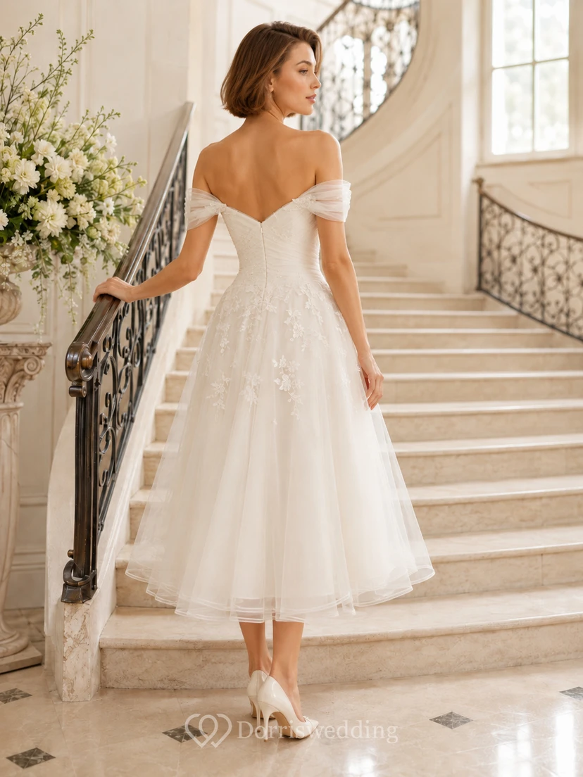Elegante vestido de novia romántico de tul con mangas cortas y hombros descubiertos hasta la rodilla. view 2