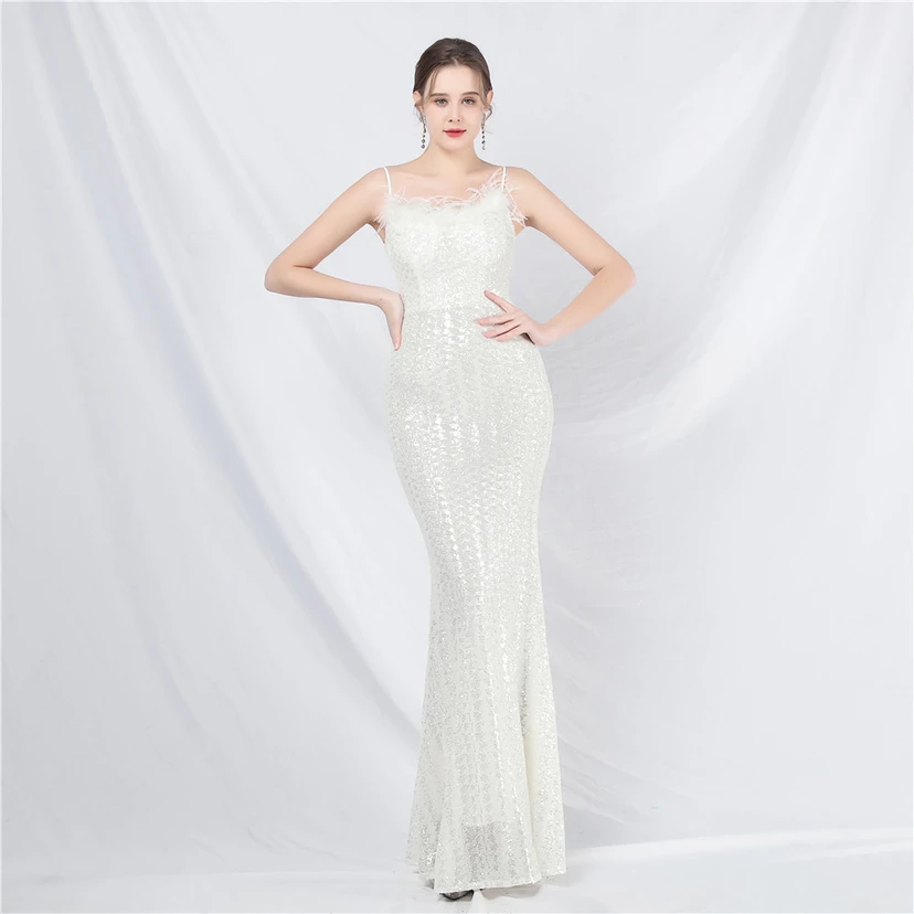 Robe de soirée de luxe ornée de plumes d'autruche et de sequins, idéale pour un banquet. view 17