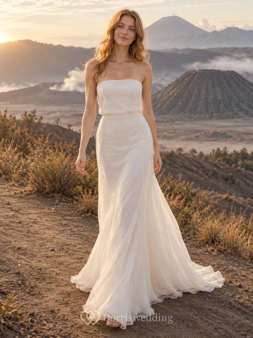 Schlichtes, gerades, trägerloses, drapiertes Etuikleid mit Schleppe – Brautkleid