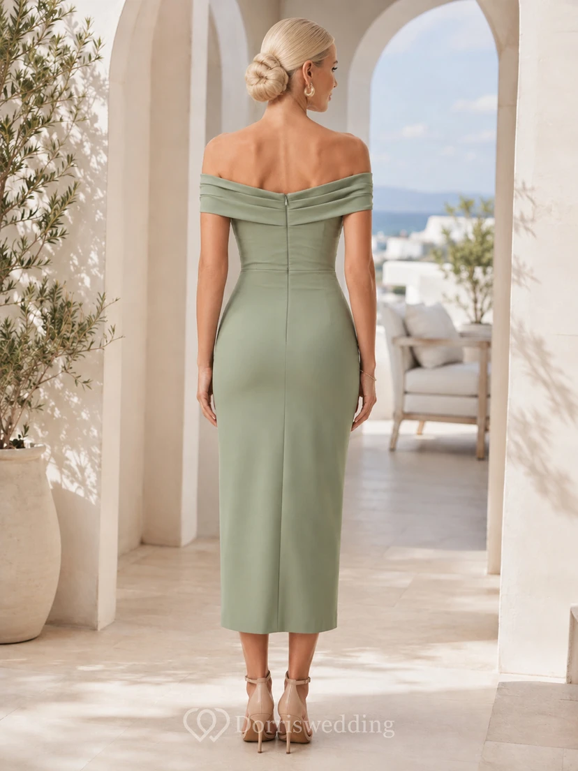 Vestido de cóctel ajustado de satén celadón con escote Bardot, fruncido y abertura frontal, largo hasta la rodilla. view 2