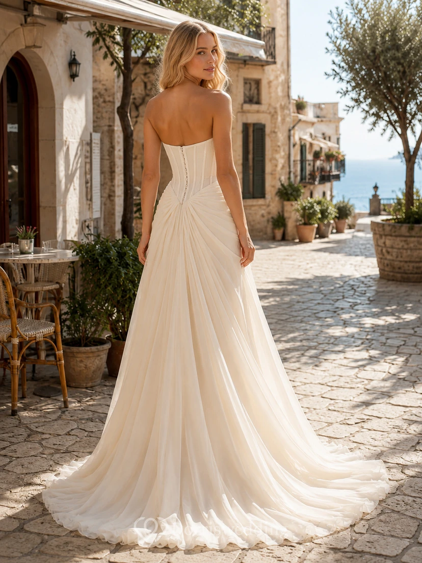 Trägerloses Chiffonkleid mit Korsettschlitz für eine Hochzeit im italienischen Dorf view 2