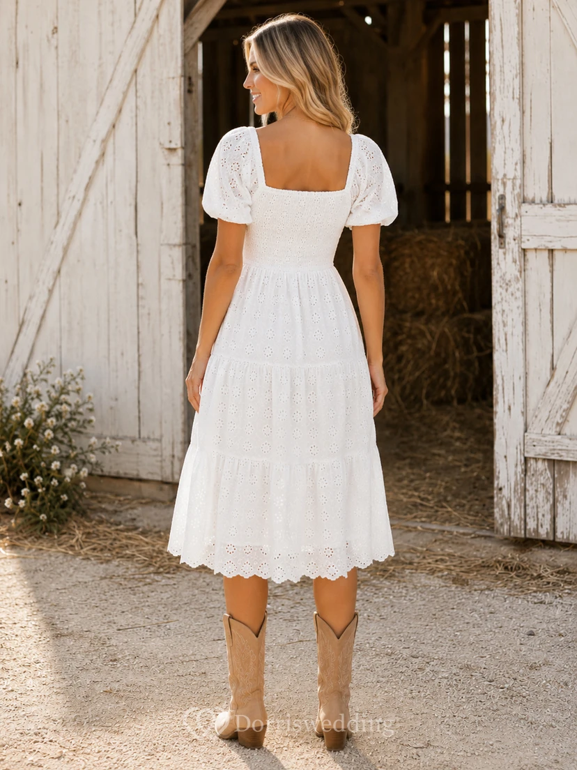Vestido bohemio de algodón blanco con cuello cuadrado, mangas abullonadas y detalles calados, estilo jardín de té. view 2