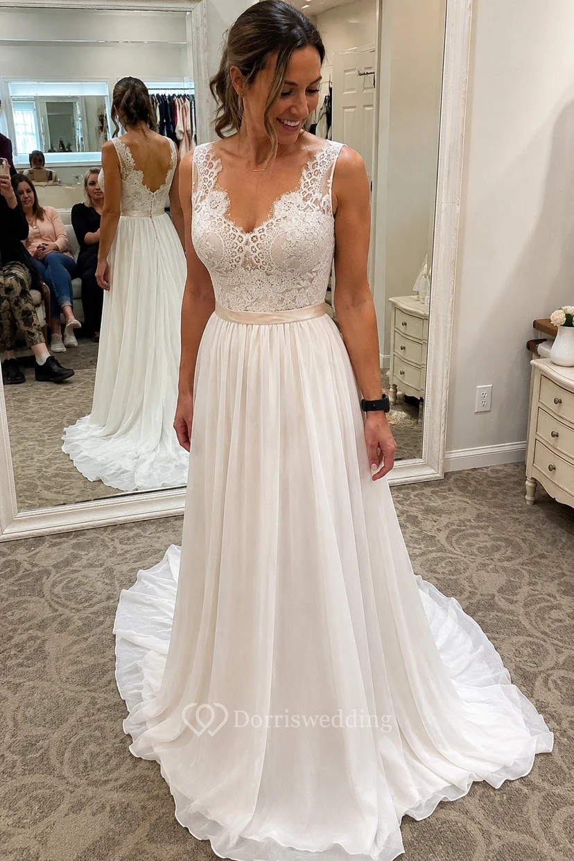 Robe de mariée en mousseline sans manches à col en V avec corsage et traîne. view 6