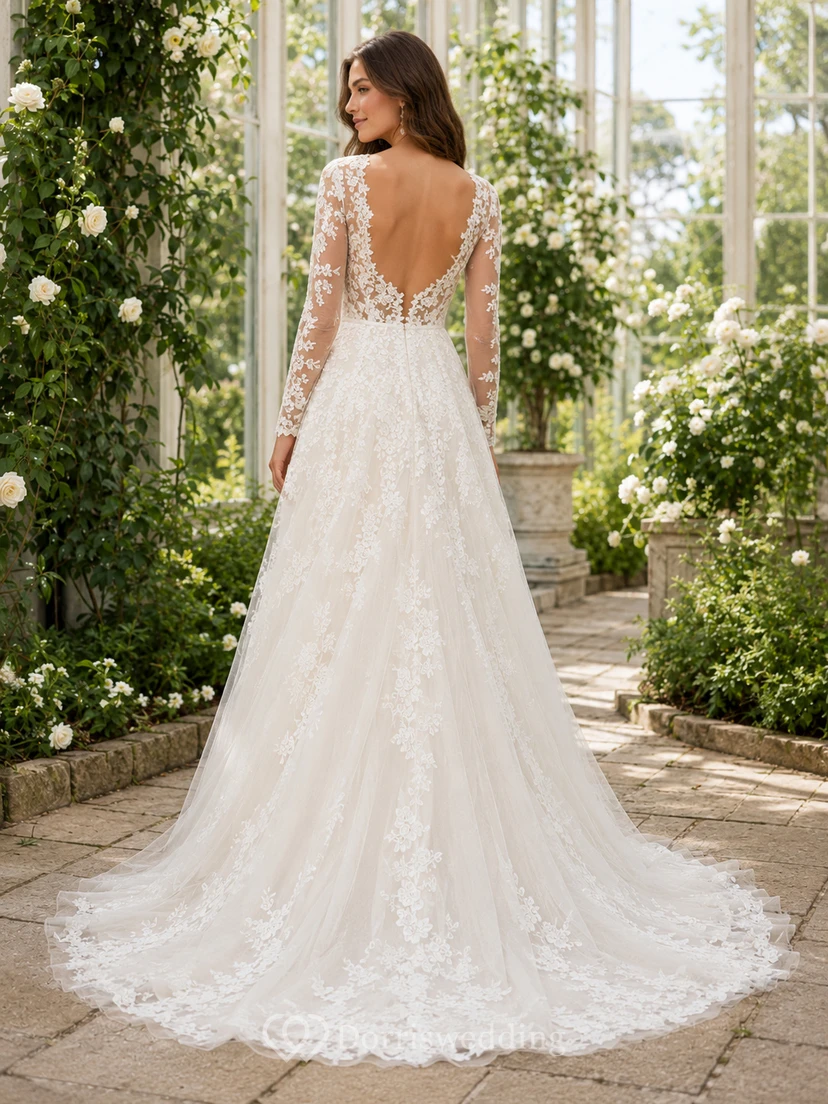 Robe de mariée romantique à décolleté plongeant en V, manches longues en dentelle et coupe trapèze avec traîne chapelle view 2