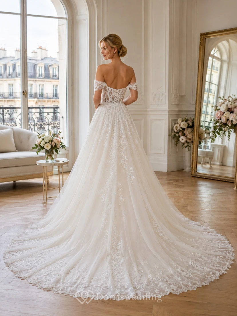 Robe de bal en dentelle florale à épaules dénudées et manches courtes, avec traîne chapelle et bord festonné. view 2