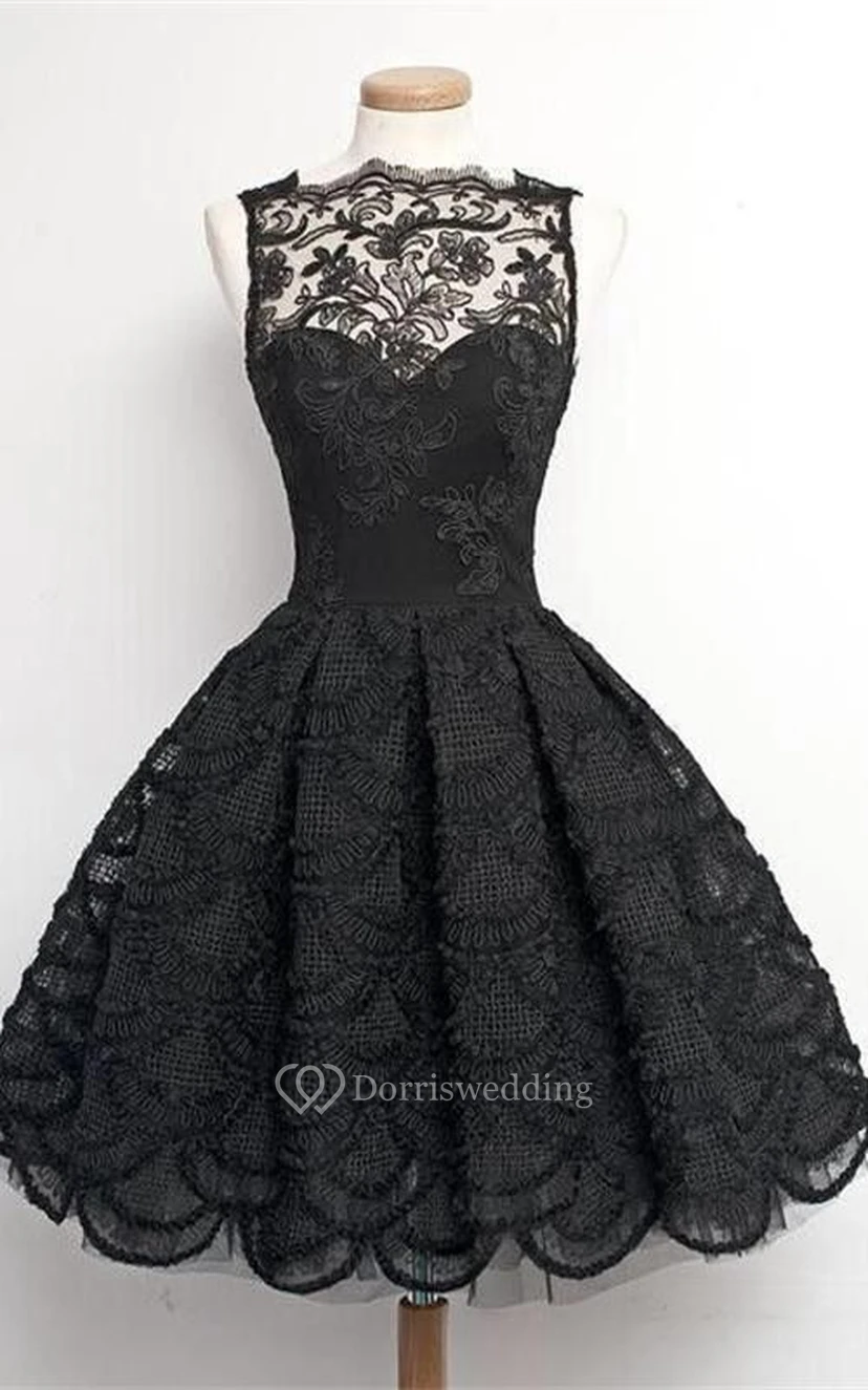 Ärmelloses kurzes Spitzenkleid mit hohem Kragen