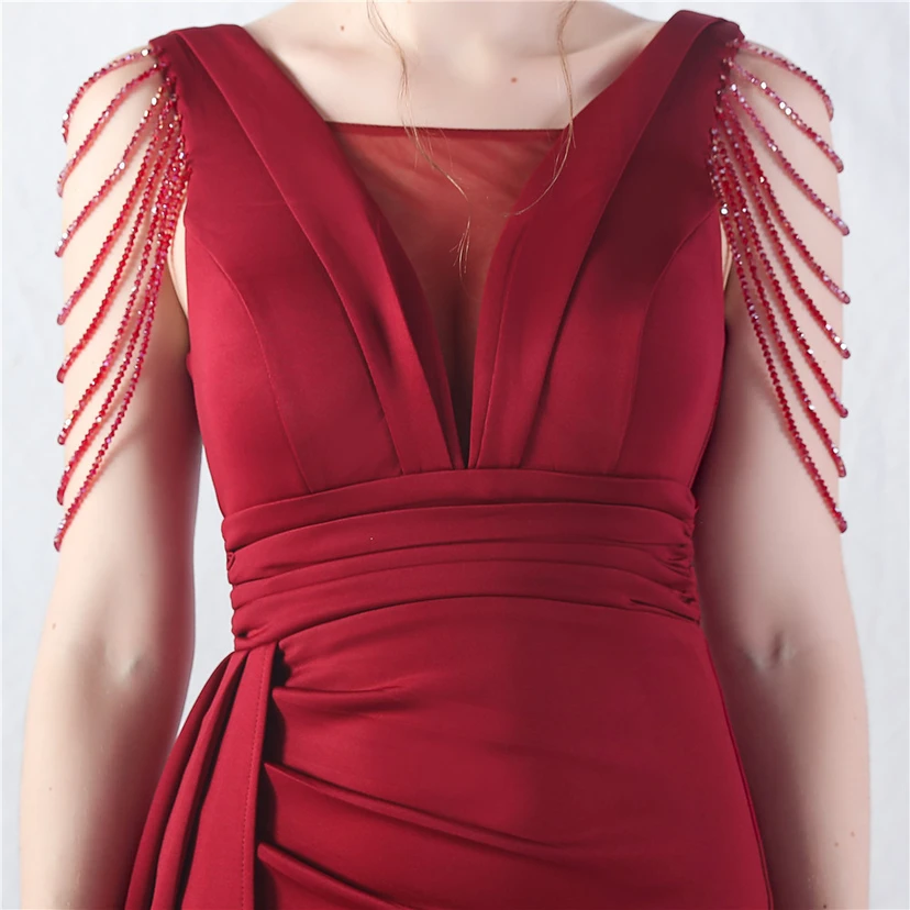 Ein Abendkleid aus insgesamt 8 Farben, gefertigt mit aufwendiger Satinfalttechnik und Perlenstickerei. view 44