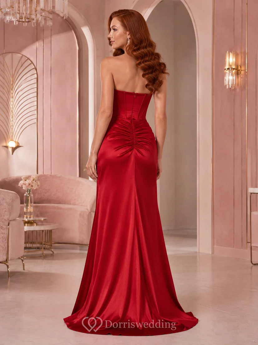 Rotes, trägerloses, gerafftes Satin-Abendkleid mit Schlitz view 2