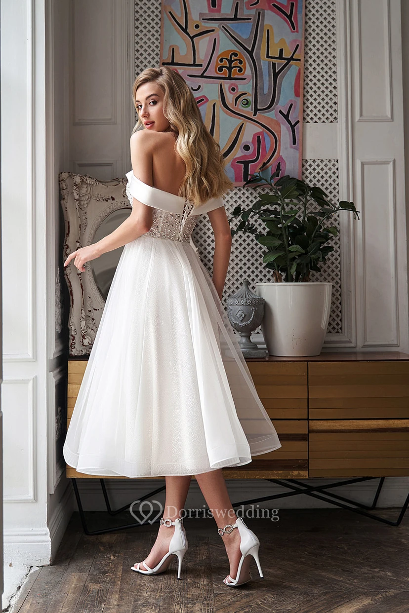 Elegante vestido de novia de corte A con corpiño de hombros descubiertos y detalles de cuentas, largo hasta la rodilla. view 2