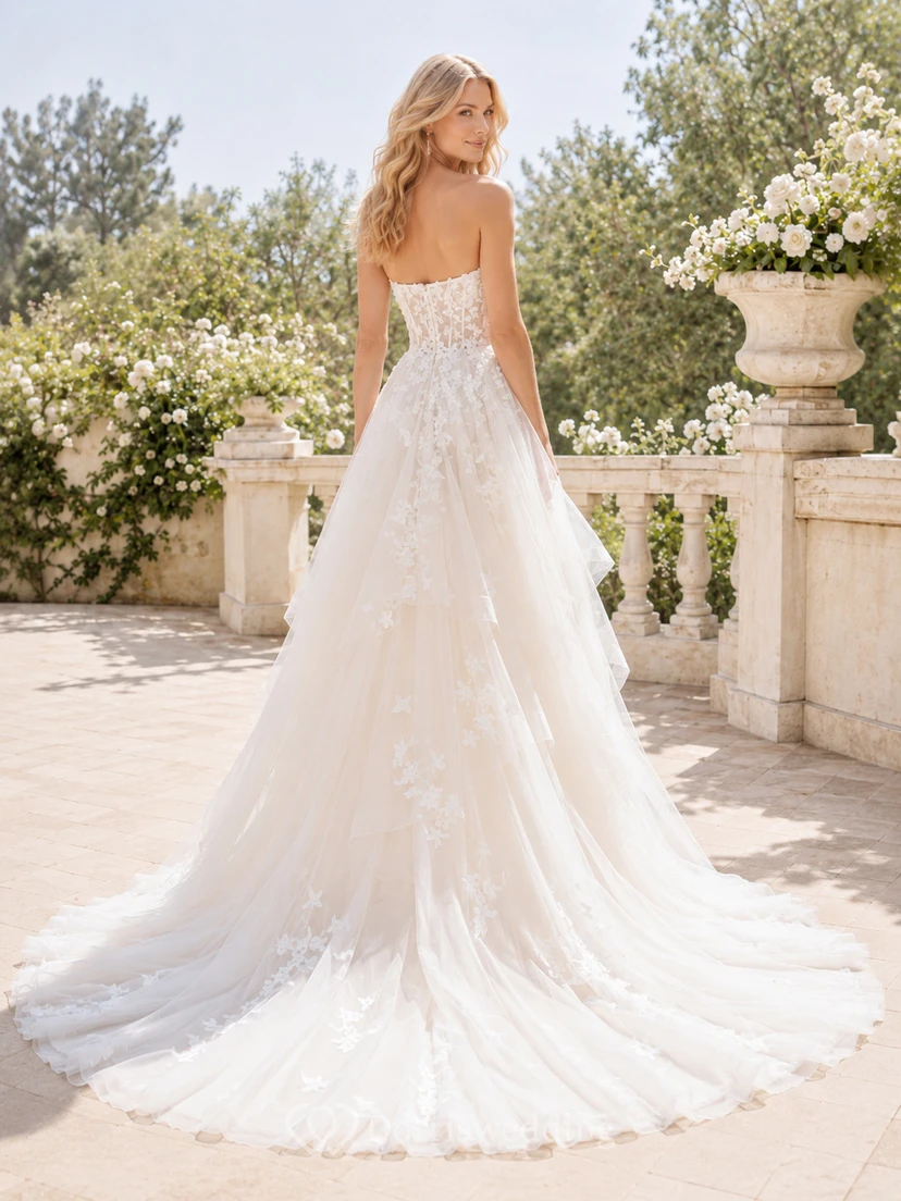 Luxuriöses trägerloses Brautkleid aus floralem Tüll mit asymmetrischem Saum und Kathedralenschleppe view 2