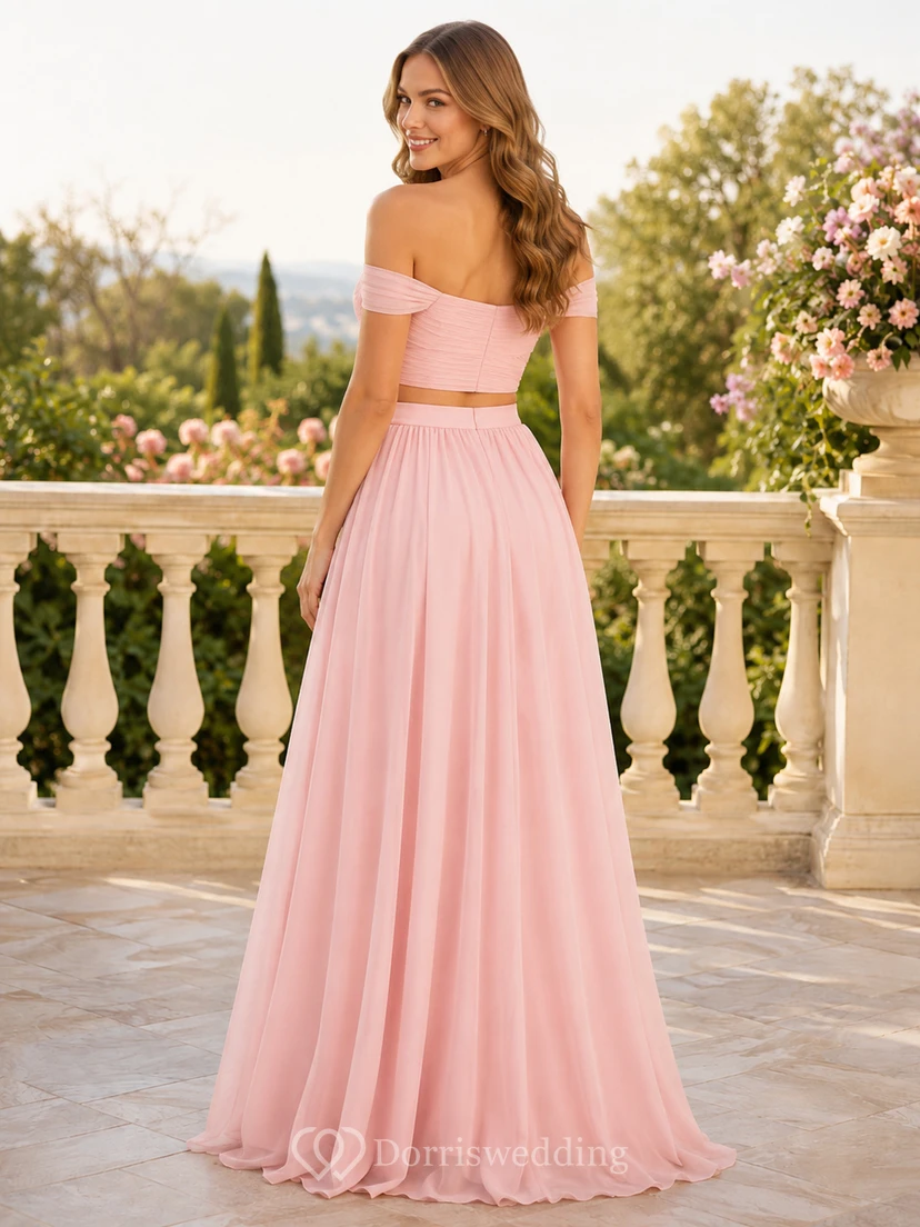 Romantisches, zweiteiliges, bodenlanges Chiffon-Abendkleid in Blush mit schulterfreiem Schlitz