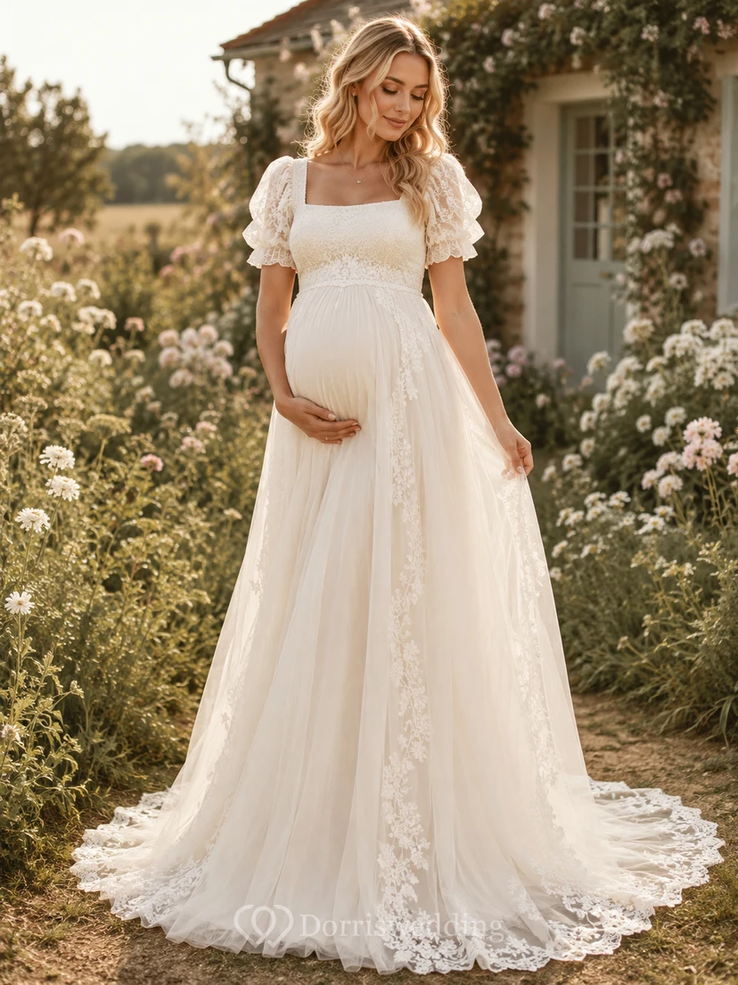 Vestido de novia premamá con escote cuadrado, mangas abullonadas, encaje, corte en A y cola de jardín.