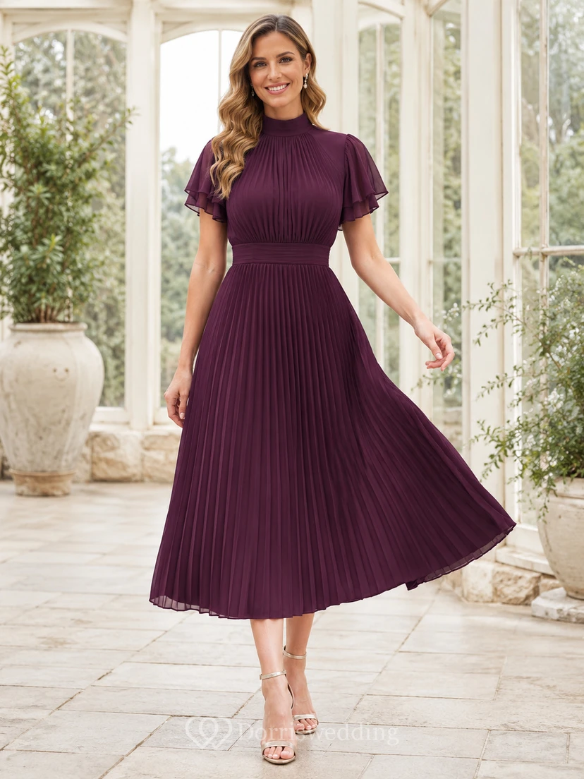 Vestido midi plisado de cuello alto y mangas con volantes color ciruela para invitada