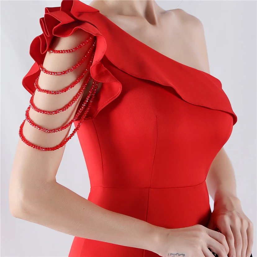 Vestido de noche asimétrico de satén con escote alto y cuello oblicuo, adornado con cuentas. view 49