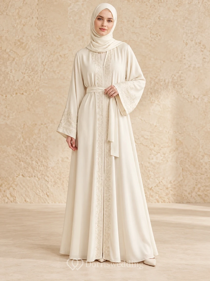 Robe abaya modeste à manches longues, ornée de dentelle ivoire et ceinturée jusqu'au sol