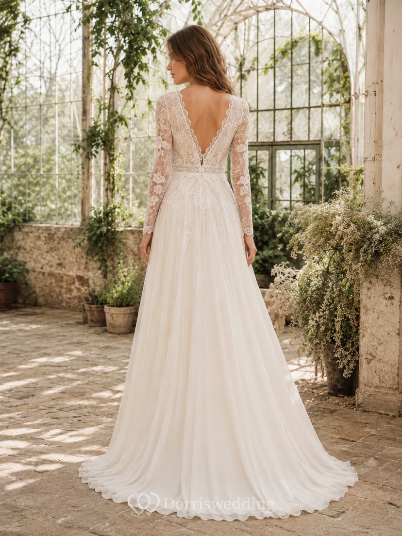 Robe de mariée classique en mousseline et dentelle, décolleté plongeant en V, manches longues, coupe trapèze, traîne, dos nu plongeant, manches longues et bustier trapèze. view 2