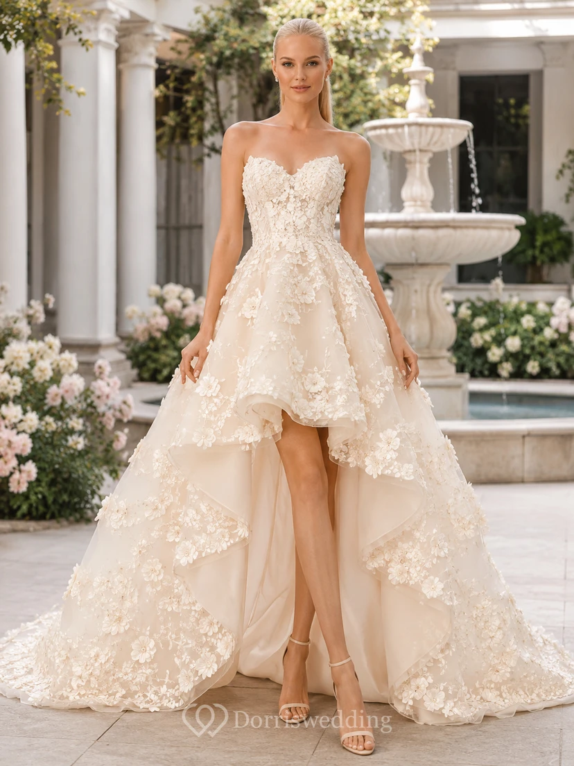 Vestido de novia asimétrico sin tirantes con apliques florales y corte en el patio.
