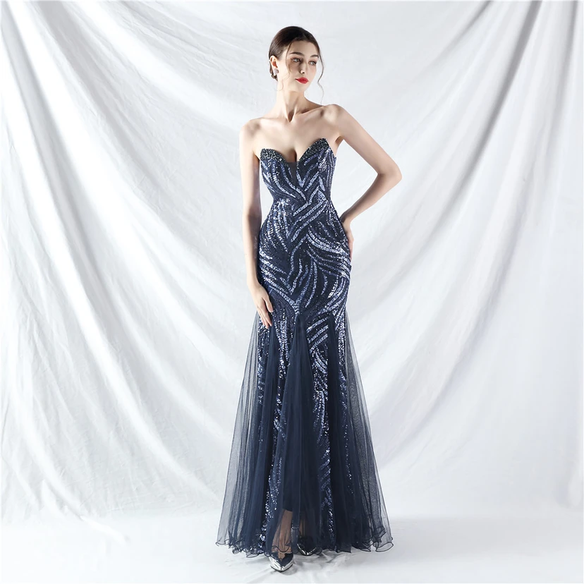 Schwer gearbeitetes, perlenbesetztes Abendkleid aus Netzgewebe mit superdichter Paillettenbesatz view 11