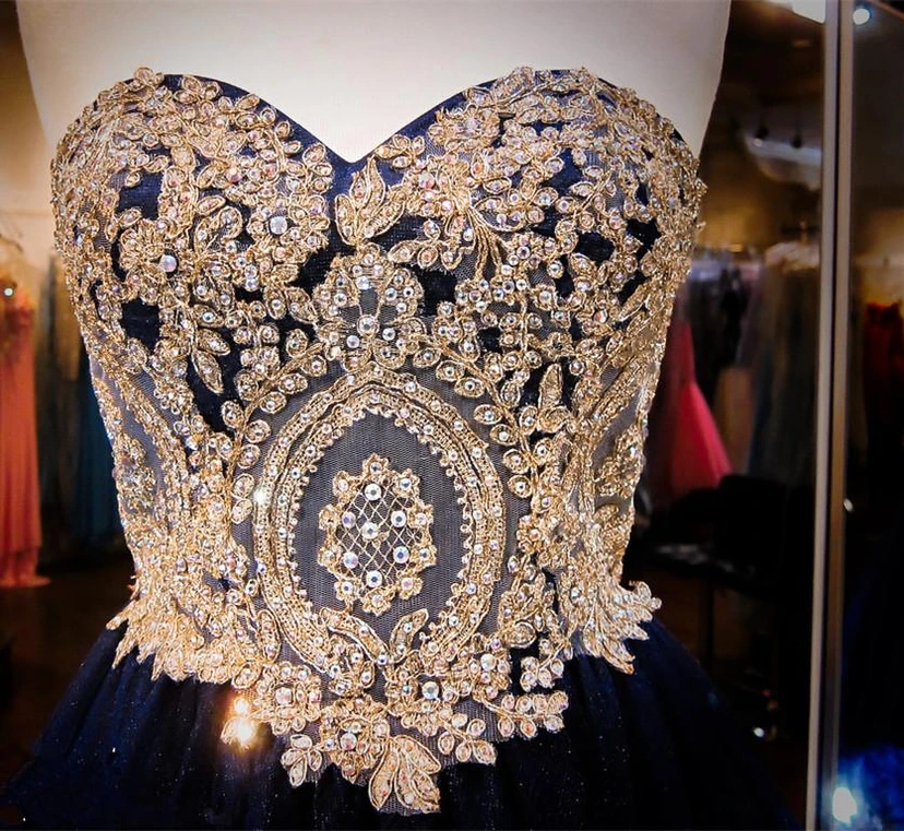 Luxuriöses, ärmelloses, kurzes Homecoming-Kleid mit Herzausschnitt und Kristallapplikationen view 4