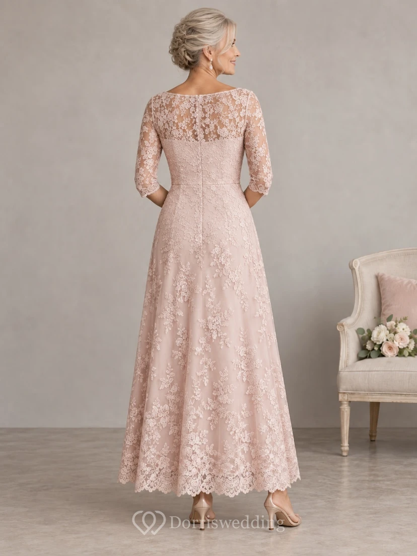 Vestido de novia mayor color rosa empolvado con encaje floral, largo hasta el tobillo y mangas tres cuartos, corte en A.