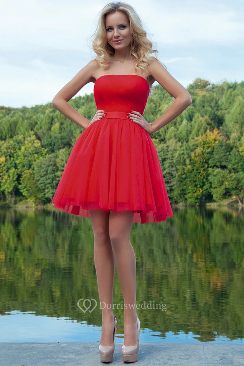 Robe de bal courte bustier sans manches en tulle froncée, coupe trapèze, avec ruban
