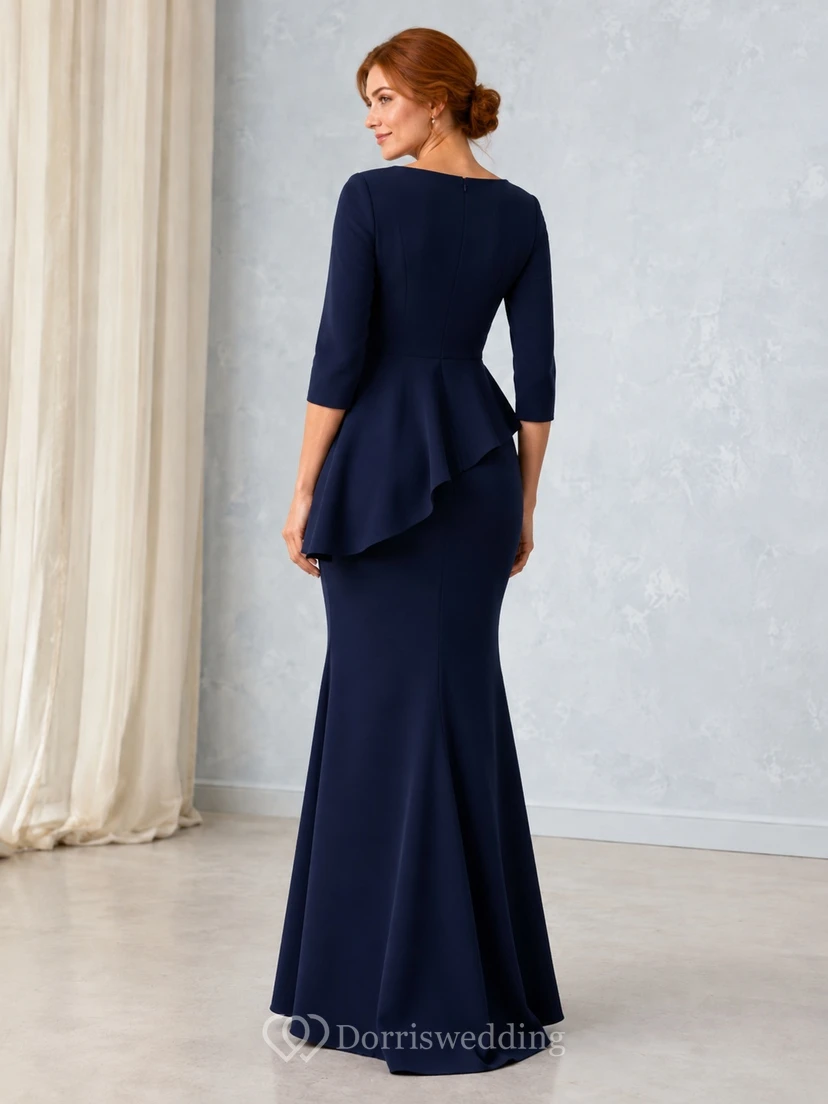 Vestido formal largo hasta el suelo de crepé azul marino oscuro con escote barco, mangas tres cuartos, peplum y corte sirena. view 2